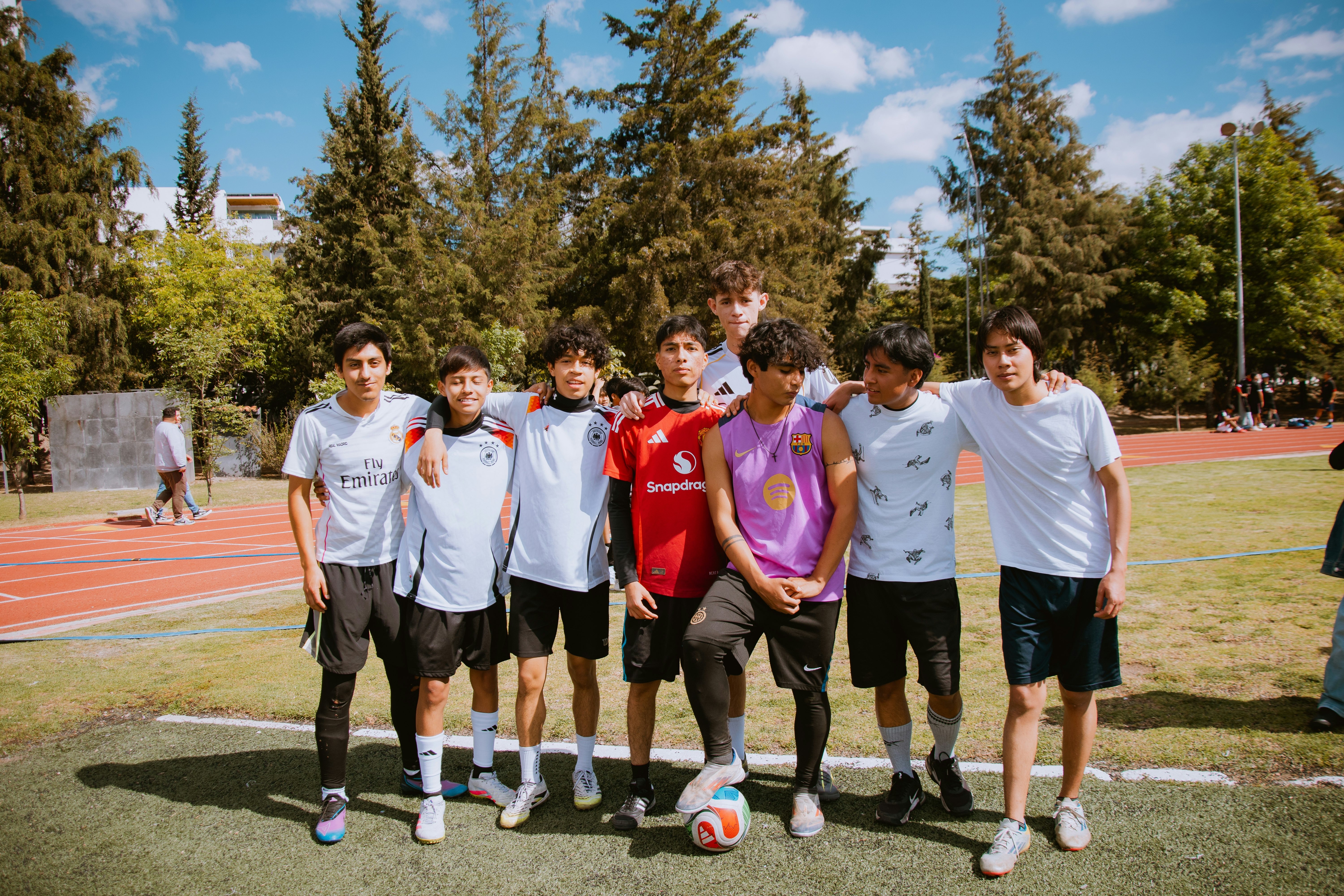 扣篮也很潇洒！福克斯参加青少年训练营展示大风车扣篮！